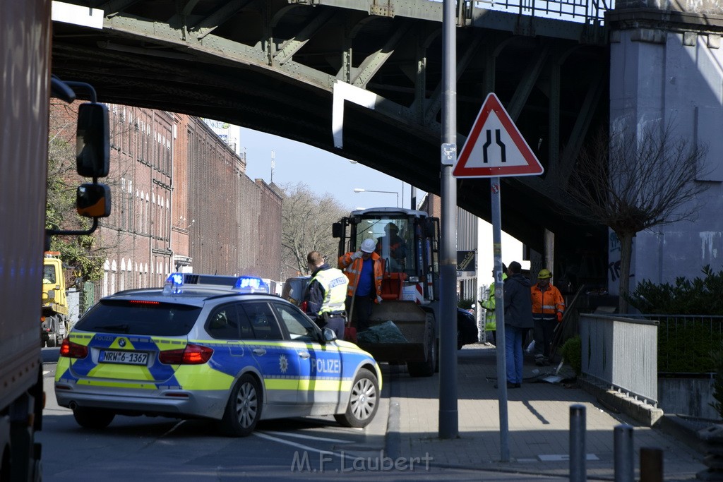 LKW blieb unter Bruecke haengen Koeln Deutz Deutz Muelheimerstr P180.JPG - Miklos Laubert